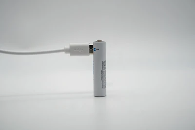 Ki diferans ki genyen ant batri ityòm rechargeable ak pil sèk?